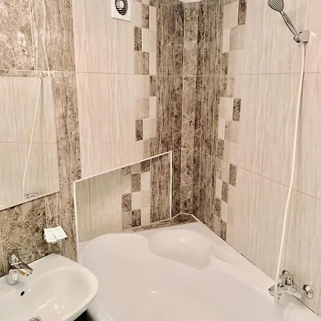 з 2-ма ізольованими спальнями і балконом в центрі львова Apartmán Lvov