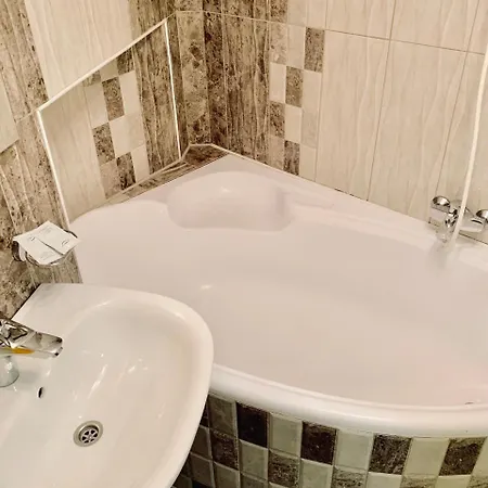 з 2-ма ізольованими спальнями і балконом в центрі львова Apartmán *