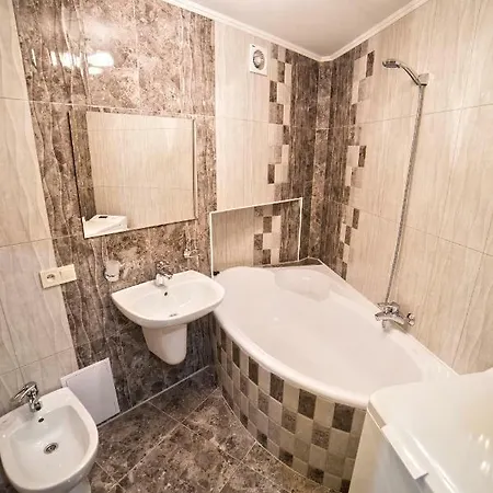 з 2-ма ізольованими спальнями і балконом в центрі львова Apartment *