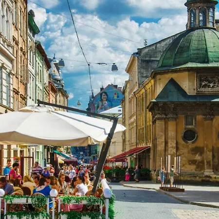 з 2-ма ізольованими спальнями і балконом в центрі львова Apartment Lviv