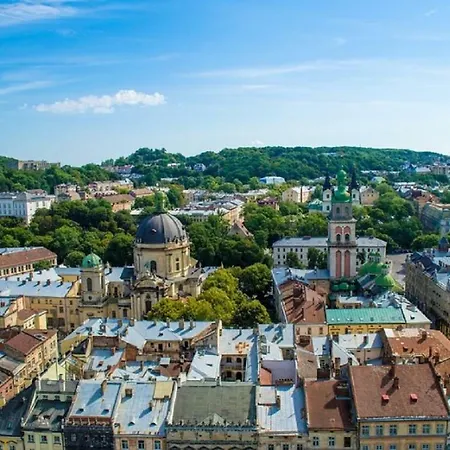 з 2-ма ізольованими спальнями і балконом в центрі львова Apartment *