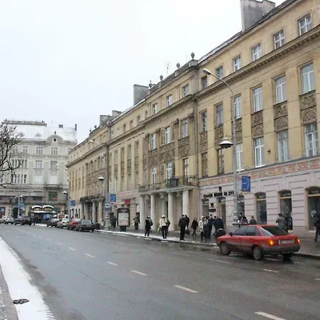 з 2-ма ізольованими спальнями і балконом в центрі львова