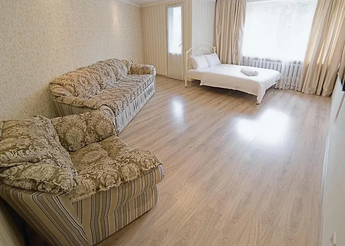 з 2-ма ізольованими спальнями і балконом в центрі львова