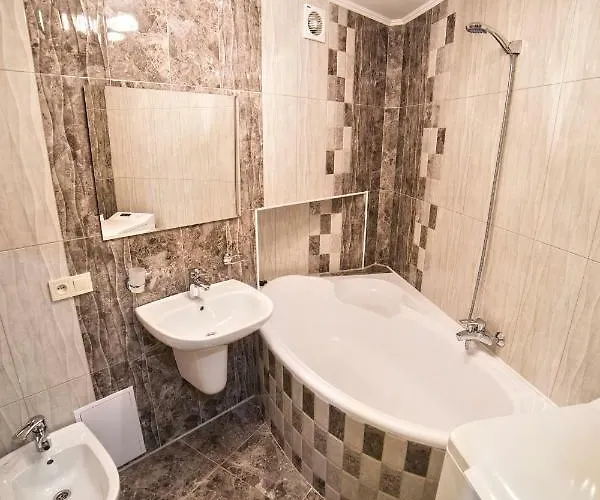 з 2-ма ізольованими спальнями і балконом в центрі львова Apartamento *