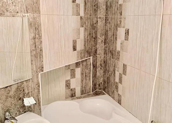 з 2-ма ізольованими спальнями і балконом в центрі львова Apartament Lwów