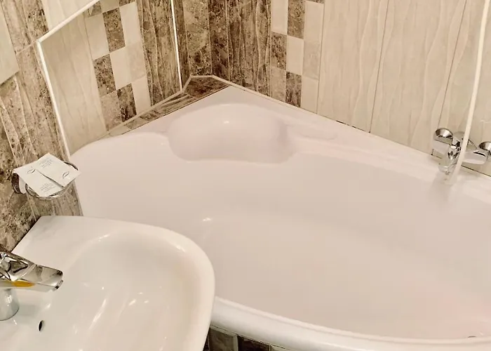 з 2-ма ізольованими спальнями і балконом в центрі львова Apartament *