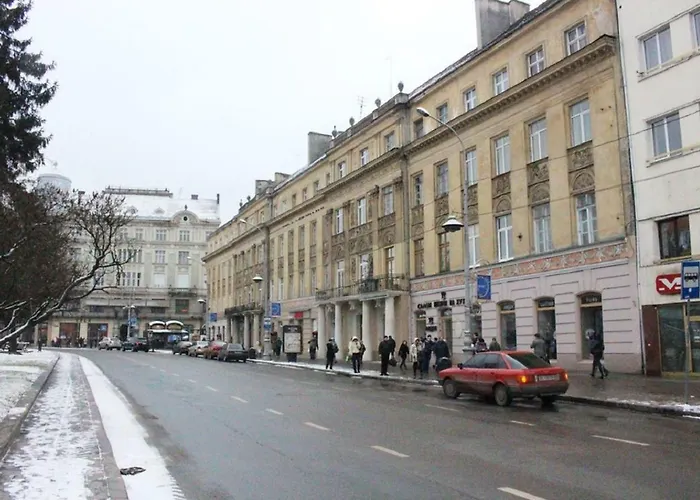 з 2-ма ізольованими спальнями і балконом в центрі львова